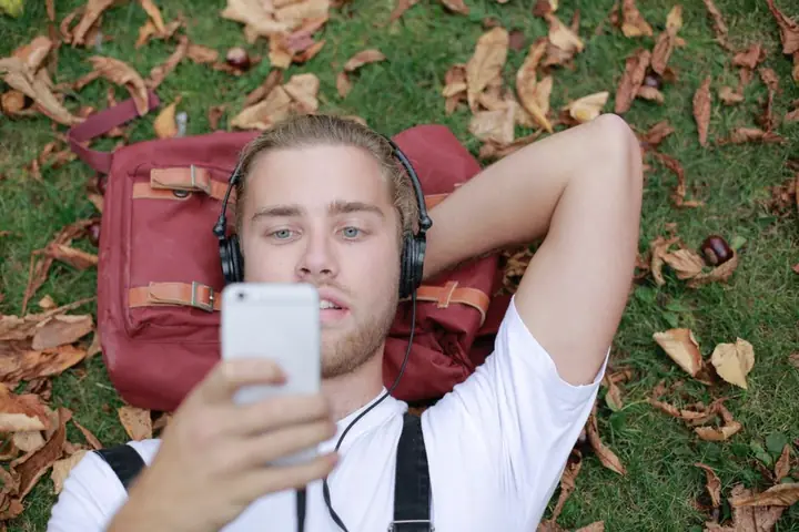 listening music headphones smartphone